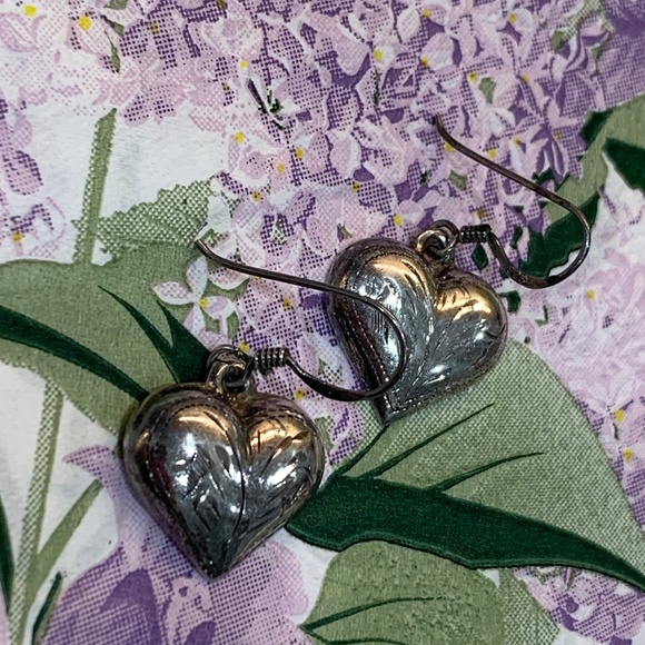 Vintage Etched Sterling Puffy Sweetheart Dangle Earrings - Picture 8 of 12